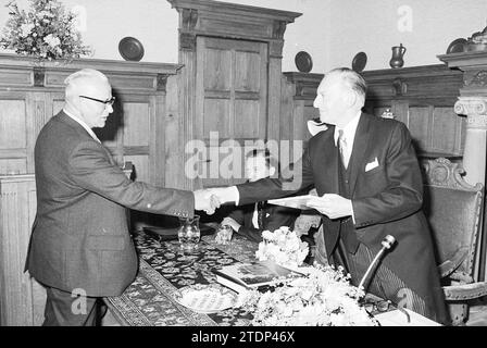 Abschied Bürgermeister Nawijn Juwel. Zandvoort, Bürgermeister, 30-06-1977, Whizgle News aus der Vergangenheit, zugeschnitten auf die Zukunft. Erkunden Sie historische Geschichten, das Image der niederländischen Agentur aus einer modernen Perspektive, die die Lücke zwischen den Ereignissen von gestern und den Erkenntnissen von morgen überbrückt. Eine zeitlose Reise, die die Geschichten prägt, die unsere Zukunft prägen Stockfoto