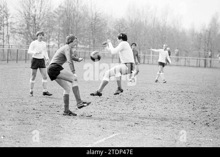 Energie - Kennemeren, Fußball, 04.07.1979, Whizgle News from the Past, maßgeschneidert für die Zukunft. Erkunden Sie historische Geschichten, das Image der niederländischen Agentur aus einer modernen Perspektive, die die Lücke zwischen den Ereignissen von gestern und den Erkenntnissen von morgen überbrückt. Eine zeitlose Reise, die die Geschichten prägt, die unsere Zukunft prägen Stockfoto