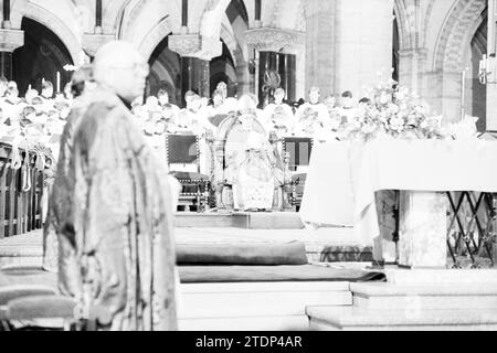 Bischof Bomers und Weihbischof Lescrauwaert, RK Bavo, Haarlem, Weihe, römisch-katholische Kirche, Haarlem, Niederlande, 14-01-1984, Whizgle News from the Past, maßgeschneidert für die Zukunft. Erkunden Sie historische Geschichten, das Image der niederländischen Agentur aus einer modernen Perspektive, die die Lücke zwischen den Ereignissen von gestern und den Erkenntnissen von morgen überbrückt. Eine zeitlose Reise, die die Geschichten prägt, die unsere Zukunft prägen Stockfoto