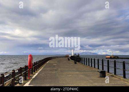 Blick auf den Mole Pier in Ayr Town, South Ayrshire, Schottland, Großbritannien Stockfoto