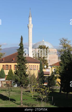 Die Mustafa Pascha Moschee ist eine Moschee aus der osmanischen Ära, die sich auf dem Alten Basar von Skopje in Nordmazedonien befindet. Das Gebäude steht auf einem Plateau über dem alten Basar, der 1492 von Mustafa Pascha, dem späteren Wesir am Hof von Sultan Selim I. (1512–1520), erbaut wurde. Die Moschee ist weitgehend intakt von ihrem ursprünglichen Zustand, und im Laufe der Jahre wurden keine Ergänzungen vorgenommen. Die Leiche von Umi, der Tochter von Mustafa Pascha, ist in der Türbe neben der Moschee begraben. Stockfoto