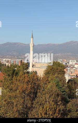 Die Mustafa Pascha Moschee ist eine Moschee aus der osmanischen Ära, die sich auf dem Alten Basar von Skopje in Nordmazedonien befindet. Das Gebäude steht auf einem Plateau über dem alten Basar, der 1492 von Mustafa Pascha, dem späteren Wesir am Hof von Sultan Selim I. (1512–1520), erbaut wurde. Die Moschee ist weitgehend intakt von ihrem ursprünglichen Zustand, und im Laufe der Jahre wurden keine Ergänzungen vorgenommen. Die Leiche von Umi, der Tochter von Mustafa Pascha, ist in der Türbe neben der Moschee begraben. Stockfoto