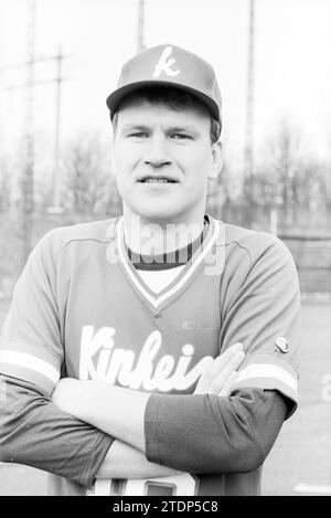 Bloemendaal Team and Heads, Baseball, Baseball Kinheim, 12-03-1988, Whizgle News from the Past, maßgeschneidert für die Zukunft. Erkunden Sie historische Geschichten, das Image der niederländischen Agentur aus einer modernen Perspektive, die die Lücke zwischen den Ereignissen von gestern und den Erkenntnissen von morgen überbrückt. Eine zeitlose Reise, die die Geschichten prägt, die unsere Zukunft prägen Stockfoto