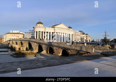 Das Archäologische Museum von Mazedonien im Hintergrund mit der Steinbrücke von Skopje im Vordergrund, die über den Fluss Vardar führt. Stockfoto