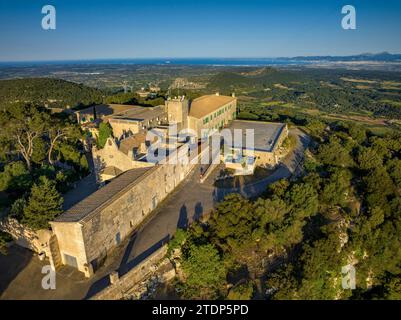 Blick aus der Vogelperspektive bei Sonnenaufgang auf das Heiligtum von Cura, auf dem Gipfel des Puig de Randa (Algaida, Mallorca, Balearen, Spanien) Stockfoto