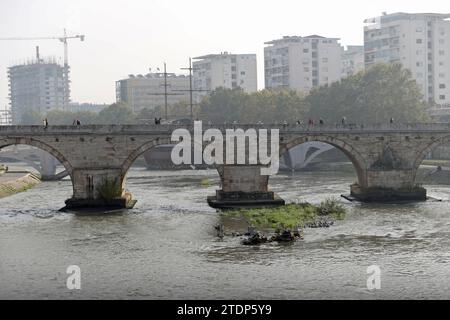 Die Steinbrücke ist eine Brücke über den Fluss Vardar in Skopje, der Hauptstadt Nordmazedoniens, die von Sultan Mehmed dem Eroberer erbaut wurde. Die Brücke wird nach Stefan Dušan, dem Kaiser von Serbien, seltener als Dušan-Brücke bezeichnet. Stockfoto