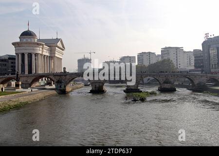 Das Archäologische Museum von Mazedonien im Hintergrund mit der Steinbrücke von Skopje im Vordergrund, die über den Fluss Vardar führt. Stockfoto