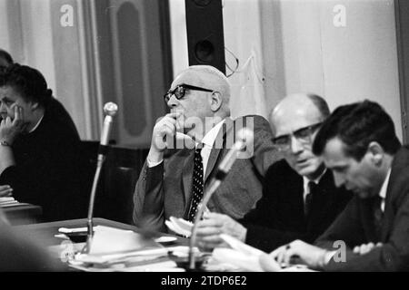 Budget Debates, Haarlem, Haarlem Municipal Council, 07-12-1964, Whizgle News From the Past, Zugeschnitten auf die Zukunft. Erkunden Sie historische Geschichten, das Image der niederländischen Agentur aus einer modernen Perspektive, die die Lücke zwischen den Ereignissen von gestern und den Erkenntnissen von morgen überbrückt. Eine zeitlose Reise, die die Geschichten prägt, die unsere Zukunft prägen Stockfoto