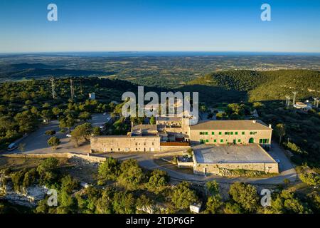 Blick aus der Vogelperspektive bei Sonnenaufgang auf das Heiligtum von Cura, auf dem Gipfel des Puig de Randa (Algaida, Mallorca, Balearen, Spanien) Stockfoto