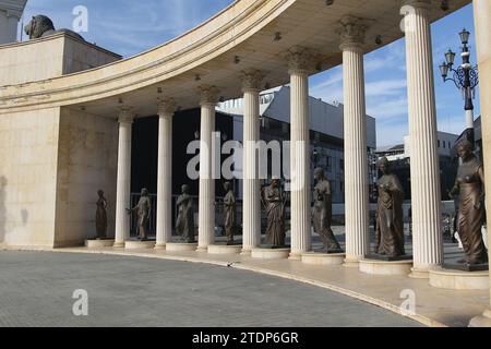 Kolonnade des unabhängigen Mazedoniens in Skopje, Mazedonien. Die Kolonnade mit dem Namen „unabhängiges Mazedonien“ befindet sich am linken Ufer des Flusses Vardar. Das acht Meter lange Denkmal befindet sich zwischen der Agentur für elektronische Kommunikation und den Gebäuden der Finanzpolizei. Stockfoto