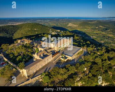 Blick aus der Vogelperspektive bei Sonnenaufgang auf das Heiligtum von Cura, auf dem Gipfel des Puig de Randa (Algaida, Mallorca, Balearen, Spanien) Stockfoto