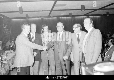 50 Jahre römisch-katholischer Turnverband IJmuiden, Gymnastik IJmuiden, Niederlande, 30-10-1982, Whizgle News aus der Vergangenheit, zugeschnitten auf die Zukunft. Erkunden Sie historische Geschichten, das Image der niederländischen Agentur aus einer modernen Perspektive, die die Lücke zwischen den Ereignissen von gestern und den Erkenntnissen von morgen überbrückt. Eine zeitlose Reise, die die Geschichten prägt, die unsere Zukunft prägen Stockfoto