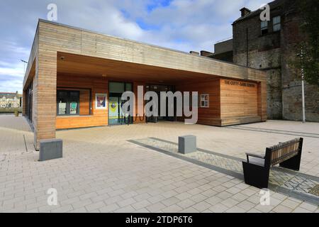 Blick auf das Cutty Sark Zentrum neben dem Fluss Ayr, Ayr Stadt, South Ayrshire, Schottland, Großbritannien Stockfoto