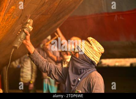 (231219) -- DHAKA, 19. Dezember 2023 (Xinhua) -- Arbeiter arbeiten auf einer Werft in Keraniganj am Stadtrand von Dhaka, Bangladesch, 17. Dezember 2023. Die Werftarbeiter sind hier mit Winterarbeiten beschäftigt, bei denen die Frachtschiffe und Kreuzfahrtschiffe, die nicht mehr verwendet werden, um ihre Teile in neuen oder reparierten Schiffen wiederzuverwenden, demontiert werden. (Xinhua) Stockfoto