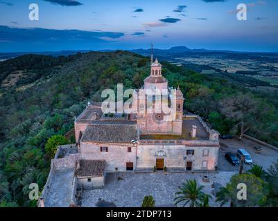 Aus der Vogelperspektive von Bonany bei Sonnenaufgang (Mallorca, Balearen, Spanien) ESP: Vista aérea desde el santuario de Bonany al amanecer Stockfoto