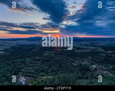 Aus der Vogelperspektive von Bonany bei Sonnenaufgang (Mallorca, Balearen, Spanien) ESP: Vista aérea desde el santuario de Bonany al amanecer Stockfoto