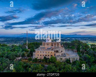 Aus der Vogelperspektive von Bonany bei Sonnenaufgang (Mallorca, Balearen, Spanien) ESP: Vista aérea desde el santuario de Bonany al amanecer Stockfoto