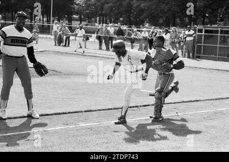 Softball Men Kennemerland, 19-08-1994, Whizgle News from the Past, maßgeschneidert für die Zukunft. Erkunden Sie historische Geschichten, das Image der niederländischen Agentur aus einer modernen Perspektive, die die Lücke zwischen den Ereignissen von gestern und den Erkenntnissen von morgen überbrückt. Eine zeitlose Reise, die die Geschichten prägt, die unsere Zukunft prägen Stockfoto