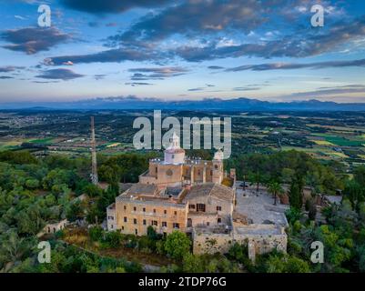 Aus der Vogelperspektive von Bonany bei Sonnenaufgang (Mallorca, Balearen, Spanien) ESP: Vista aérea desde el santuario de Bonany al amanecer Stockfoto