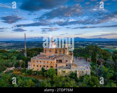 Aus der Vogelperspektive von Bonany bei Sonnenaufgang (Mallorca, Balearen, Spanien) ESP: Vista aérea desde el santuario de Bonany al amanecer Stockfoto