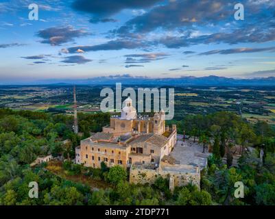 Aus der Vogelperspektive von Bonany bei Sonnenaufgang (Mallorca, Balearen, Spanien) ESP: Vista aérea desde el santuario de Bonany al amanecer Stockfoto