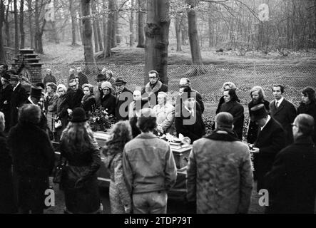 Beerdigung Godfried Bomans (* 02.03.1913, gestorben am 22.12.1971), Bloemendaal, Adelbert kerkhof, 24.12.1971, Whizgle News aus der Vergangenheit, zugeschnitten auf die Zukunft. Erkunden Sie historische Geschichten, das Image der niederländischen Agentur aus einer modernen Perspektive, die die Lücke zwischen den Ereignissen von gestern und den Erkenntnissen von morgen überbrückt. Eine zeitlose Reise, die die Geschichten prägt, die unsere Zukunft prägen Stockfoto