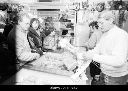 Verkauf von Feuerwerken, Zaanenstraat, Partytier, Feuerwerk, Haarlem, Zaanenstraat, Niederlande, 30-12-1985, Whizgle News from the Past, maßgeschneidert für die Zukunft. Erkunden Sie historische Geschichten, das Image der niederländischen Agentur aus einer modernen Perspektive, die die Lücke zwischen den Ereignissen von gestern und den Erkenntnissen von morgen überbrückt. Eine zeitlose Reise, die die Geschichten prägt, die unsere Zukunft prägen Stockfoto