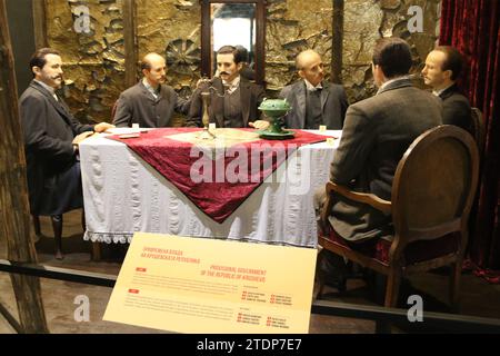 Das Museum des mazedonischen Kampfes ist ein Nationalmuseum Nordmazedoniens in der Hauptstadt Skopje. Der Bau des Museums begann am 11. Juni 2008 und wurde am 20. Jahrestag der Unabhängigkeitserklärung am 8. September 2011 für die Öffentlichkeit geöffnet. Das Gebäude befindet sich am ehemaligen Standort des Skopje-Zweigs der Nationalbank von Jugoslawien, zwischen dem Archäologischen Museum von Nordmazedonien, dem Holocaust-Museum von Mazedonien, der Steinernen Brücke und dem Fluss Vardar. Stockfoto