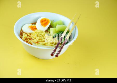 Indonesische hausgemachte Nudeln mit gekochtem Ei, Huhn und Gemüse. Stockfoto