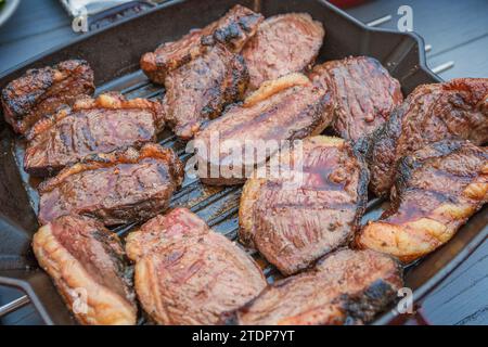 Gegrillte Lendenfilet- oder Rumpfilet aus nächster Nähe in der Pfanne. Stockfoto