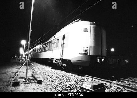 Erster Zug nach Reparaturarbeiten auf der Strecke Hoofddorp–Schiphol nach einem schweren Zugunfall, Hoofddorp, Niederlande, 03-12-1992, Whizgle News aus der Vergangenheit, zugeschnitten auf die Zukunft. Erkunden Sie historische Geschichten, das Image der niederländischen Agentur aus einer modernen Perspektive, die die Lücke zwischen den Ereignissen von gestern und den Erkenntnissen von morgen überbrückt. Eine zeitlose Reise, die die Geschichten prägt, die unsere Zukunft prägen Stockfoto