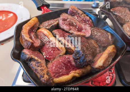 Gegrillte Lendenfilet- oder Rumpfilet aus nächster Nähe in der Pfanne. Stockfoto