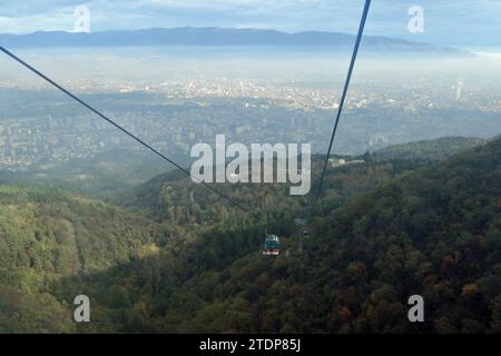 Die Millennium Cross Cable Car ist eine Seilbahn aus dem Jahr 2011, die zum 66 Meter hohen Millennium Cross führt, das sich auf dem Vodno in Skopje in Nordmazedonien befindet. Stockfoto
