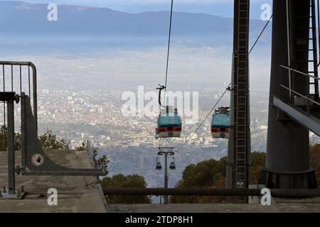 Die Millennium Cross Cable Car ist eine Seilbahn aus dem Jahr 2011, die zum 66 Meter hohen Millennium Cross führt, das sich auf dem Vodno in Skopje in Nordmazedonien befindet. Stockfoto