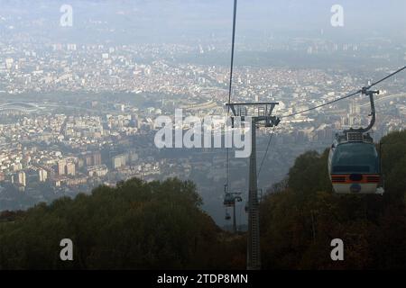 Die Millennium Cross Cable Car ist eine Seilbahn aus dem Jahr 2011, die zum 66 Meter hohen Millennium Cross führt, das sich auf dem Vodno in Skopje in Nordmazedonien befindet. Stockfoto