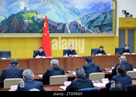 Peking, China. Dezember 2023. Der chinesische Vize-Premier He Lifeng, auch Mitglied des Politbüros des Zentralkomitees der Kommunistischen Partei Chinas, spricht am 19. Dezember 2023 in Peking, der Hauptstadt Chinas, an einer Telekonferenz zur Förderung der Reform der kollektiven Waldbesitz. Quelle: Liu Bin/Xinhua/Alamy Live News Stockfoto