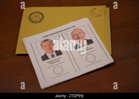 ISTANBUL, TURKIYE - 28. MAI 2023: Wahlurne und Briefmarken bei der Präsidentschaftswahl von Turkije Stockfoto