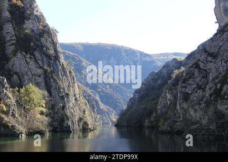 Matka ist eine Schlucht westlich von Skopje in Nordmazedonien. Matka ist mit einer Fläche von rund 5.000 Hektar eines der beliebtesten Outdoor-Reiseziele in Nordmazedonien und beherbergt mehrere mittelalterliche Klöster. Der Matka Lake im Matka Canyon ist der älteste künstliche See des Landes. Es ist beliebt bei Menschen, die gerne Kanu durch den Canyon fahren. Stockfoto