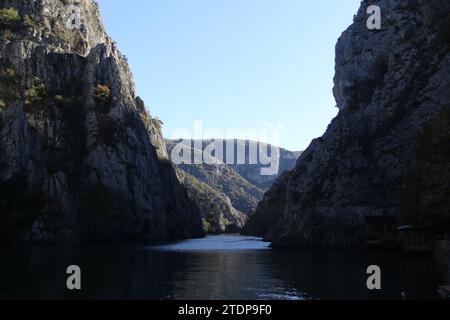 Matka ist eine Schlucht westlich von Skopje in Nordmazedonien. Matka ist mit einer Fläche von rund 5.000 Hektar eines der beliebtesten Outdoor-Reiseziele in Nordmazedonien und beherbergt mehrere mittelalterliche Klöster. Der Matka Lake im Matka Canyon ist der älteste künstliche See des Landes. Es ist beliebt bei Menschen, die gerne Kanu durch den Canyon fahren. Stockfoto