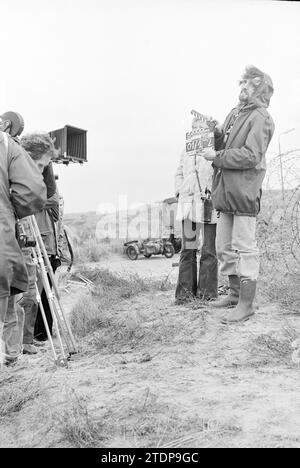 Filmaufnahme eines orangen Soldaten, Dreharbeiten, Filmdrehung, 10-11-1976, Whizgle News aus der Vergangenheit, maßgeschneidert für die Zukunft. Erkunden Sie historische Geschichten, das Image der niederländischen Agentur aus einer modernen Perspektive, die die Lücke zwischen den Ereignissen von gestern und den Erkenntnissen von morgen überbrückt. Eine zeitlose Reise, die die Geschichten prägt, die unsere Zukunft prägen Stockfoto