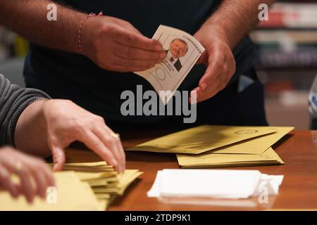 ISTANBUL, TURKIYE - 28. MAI 2023: Wahlgang während der Präsidentschaftswahl in Turkije Stockfoto