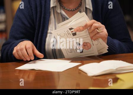 ISTANBUL, TURKIYE - 28. MAI 2023: Wahlgang während der Präsidentschaftswahl in Turkije Stockfoto