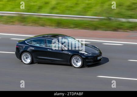 2019 Black Tesla Model 3 Standard Range, Elektrizität 1 Gang, automatisch. Batterieelektrisches Kompaktfahrzeug mit Fastback-Karosserie, gebaut von Tesla, Inc. Seit 2017. Stockfoto