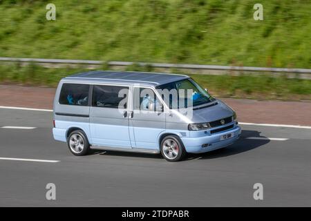 2002 zweifarbiger blaugrauer VW Volkswagen Caravelle TDI SWB TDI 102 Silver Car Large MPV Diesel 2461 ccm nur in Europa mit umlaufenden Fenstern erhältlich. Stockfoto