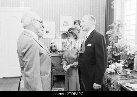 Abschied Bürgermeister Nawijn Juwel. Zandvoort, Bürgermeister, 30-06-1977, Whizgle News aus der Vergangenheit, zugeschnitten auf die Zukunft. Erkunden Sie historische Geschichten, das Image der niederländischen Agentur aus einer modernen Perspektive, die die Lücke zwischen den Ereignissen von gestern und den Erkenntnissen von morgen überbrückt. Eine zeitlose Reise, die die Geschichten prägt, die unsere Zukunft prägen Stockfoto