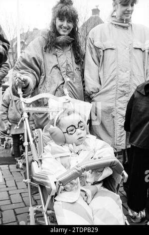 Karneval Zandvoort, Karneval, Zandvoort, 01-03-1987, Whizgle News from the Past, maßgeschneidert für die Zukunft. Erkunden Sie historische Geschichten, das Image der niederländischen Agentur aus einer modernen Perspektive, die die Lücke zwischen den Ereignissen von gestern und den Erkenntnissen von morgen überbrückt. Eine zeitlose Reise, die die Geschichten prägt, die unsere Zukunft prägen Stockfoto