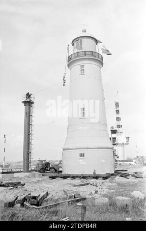 Arbeiten Sie am IJmuiden Leuchtturm, IJmuiden, Nederland, Whizgle News aus der Vergangenheit, maßgeschneidert für die Zukunft. Erkunden Sie historische Geschichten, das Image der niederländischen Agentur aus einer modernen Perspektive, die die Lücke zwischen den Ereignissen von gestern und den Erkenntnissen von morgen überbrückt. Eine zeitlose Reise, die die Geschichten prägt, die unsere Zukunft prägen Stockfoto