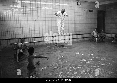 Schwimmunterricht für Kinder im Hallenbad, 19.-06-1964, Whizgle News from the Past, maßgeschneidert für die Zukunft. Erkunden Sie historische Geschichten, das Image der niederländischen Agentur aus einer modernen Perspektive, die die Lücke zwischen den Ereignissen von gestern und den Erkenntnissen von morgen überbrückt. Eine zeitlose Reise, die die Geschichten prägt, die unsere Zukunft prägen Stockfoto