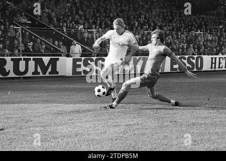 Football Match Telstar - Ajax: 0 - 0, 13-10-1976, Whizgle News from the Past, maßgeschneidert für die Zukunft. Erkunden Sie historische Geschichten, das Image der niederländischen Agentur aus einer modernen Perspektive, die die Lücke zwischen den Ereignissen von gestern und den Erkenntnissen von morgen überbrückt. Eine zeitlose Reise, die die Geschichten prägt, die unsere Zukunft prägen Stockfoto