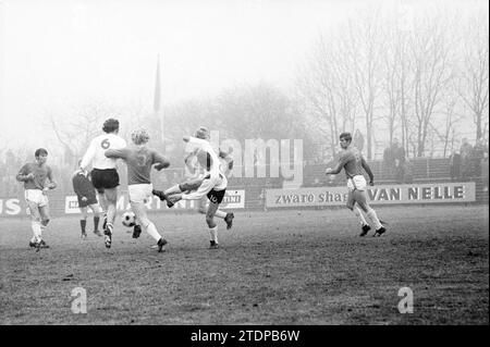Football Match Edo, 00-01-1971, Whizgle News from the Past, maßgeschneidert für die Zukunft. Erkunden Sie historische Geschichten, das Image der niederländischen Agentur aus einer modernen Perspektive, die die Lücke zwischen den Ereignissen von gestern und den Erkenntnissen von morgen überbrückt. Eine zeitlose Reise, die die Geschichten prägt, die unsere Zukunft prägen Stockfoto